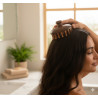 Masseur de Cuir Chevelu en Bois de Santal – Stimule la Pousse et Apaise – NSIK’S